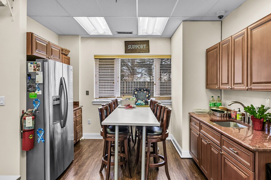 More Photos Of 39 Woodland Rd, Roseland Office For Sale