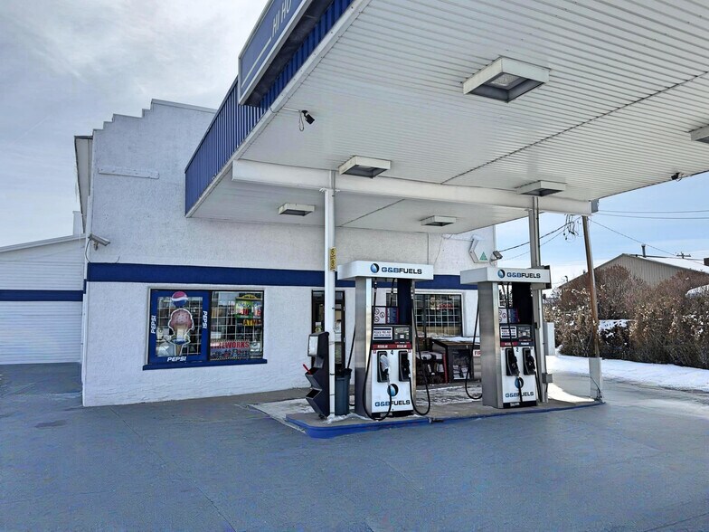 More Photos Of 2001 15 Ave, Didsbury Service Station For Sale
