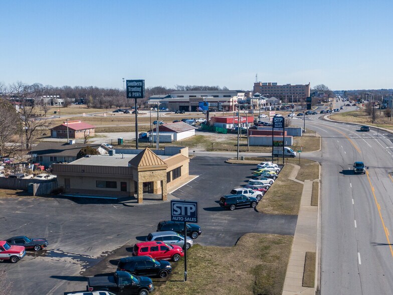 Primary Photo Of 200 SW Regional Airport Blvd, Bentonville General Retail For Sale