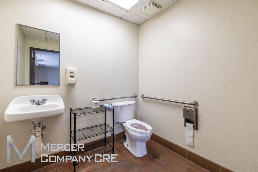 More Photos Of 813 SE 84th St, Oklahoma City Manufacturing For Sale