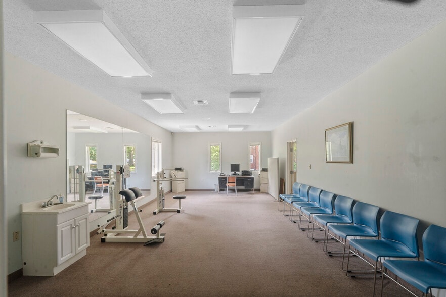 More Photos Of 2180 Northwest Blvd, Newton Medical For Sale