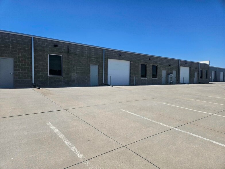 More Photos Of 3801 S 148th St, Omaha Light Distribution For Lease