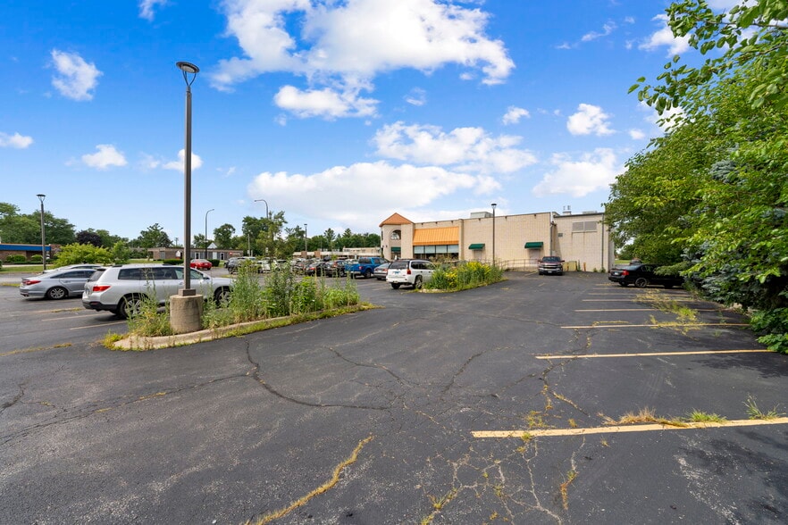 More Photos Of 980 W Lake St, Addison Restaurant For Sale