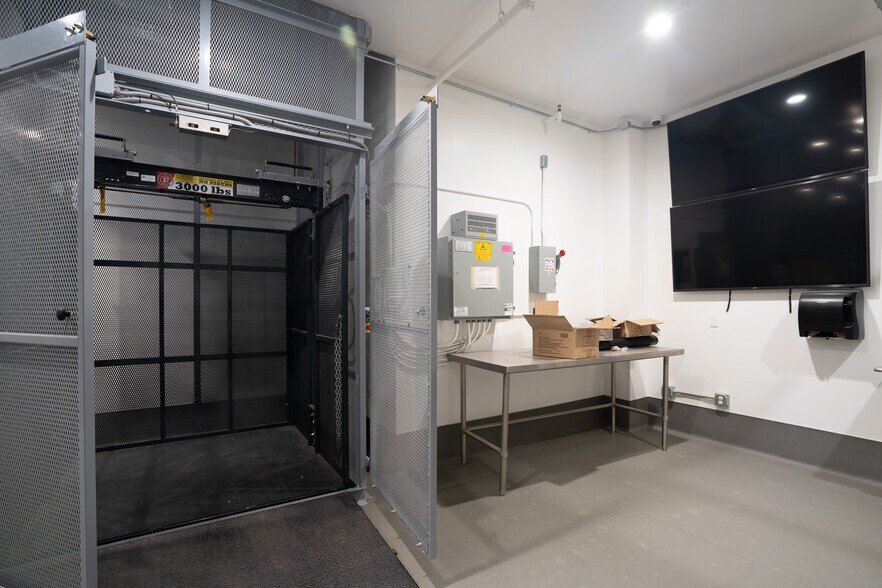 More Photos Of 19533 McLane St, Palm Springs Distribution For Sale