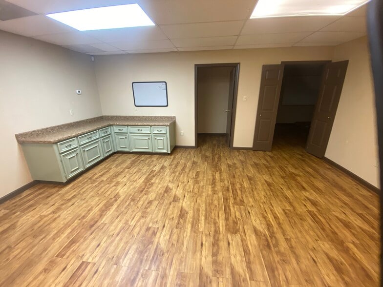 More Photos Of 1128 Westwood Dr, Rosenberg Office For Lease