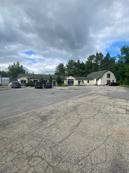 More Photos Of 72-74 Black Mountain Rd, Brattleboro Showroom For Lease