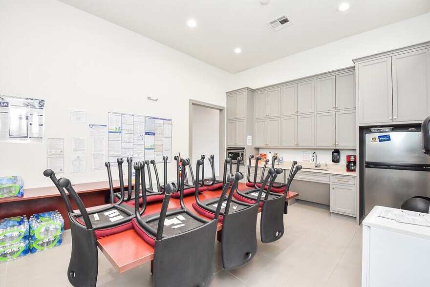 More Photos Of 8703 Meadowcroft Dr, Houston Medical For Lease