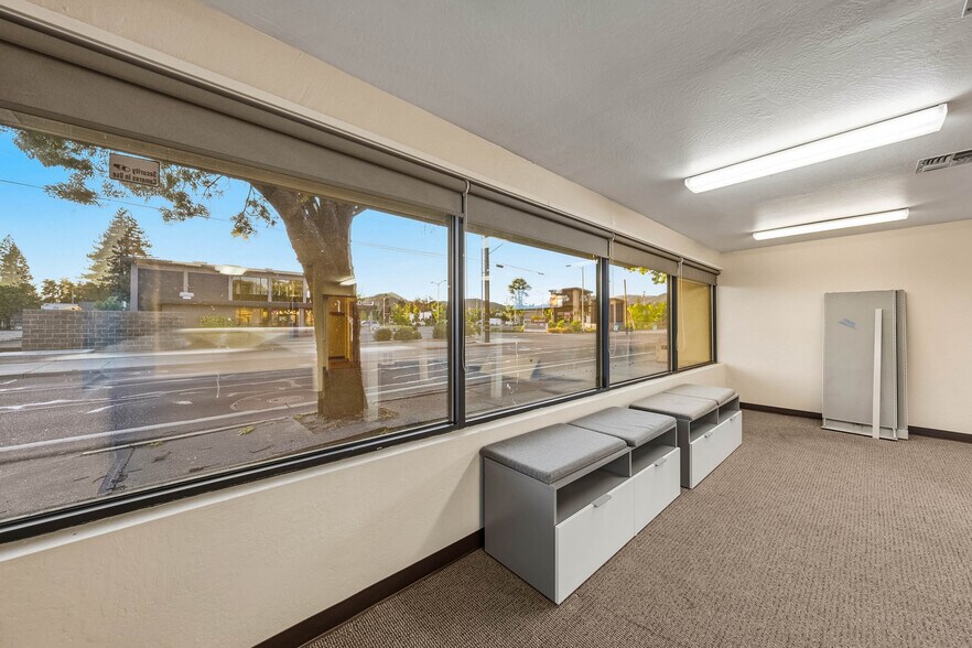 More Photos Of 735 SE 7th St, Grants Pass Office For Sale