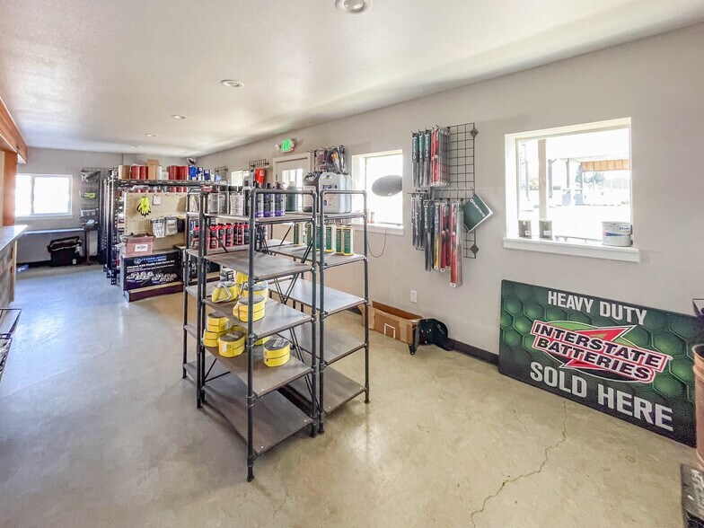 More Photos Of 1625 W Duke Rd, Sutherlin Warehouse For Sale