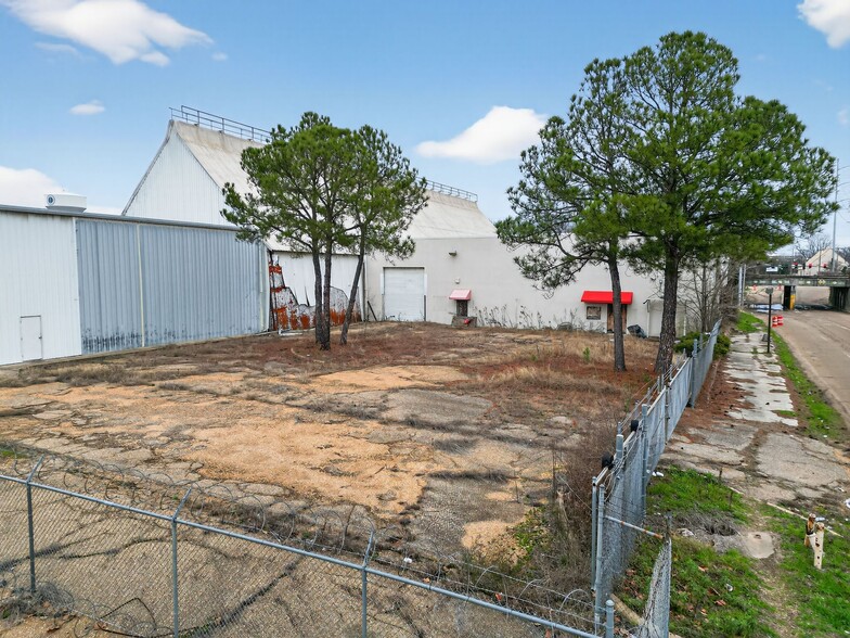 More Photos Of 300 W Monument St, Jackson Manufacturing For Sale