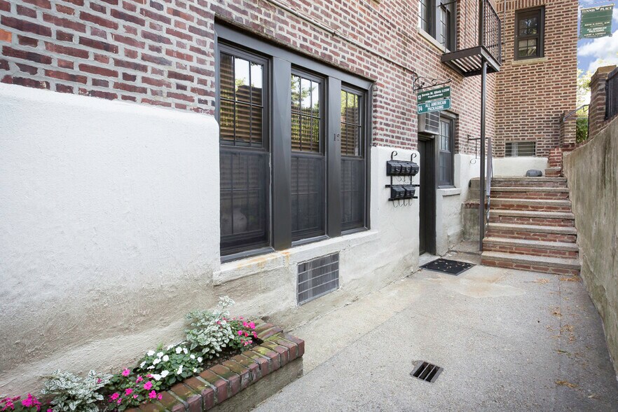 More Photos Of 6 Burns St, Forest Hills Apartments For Lease