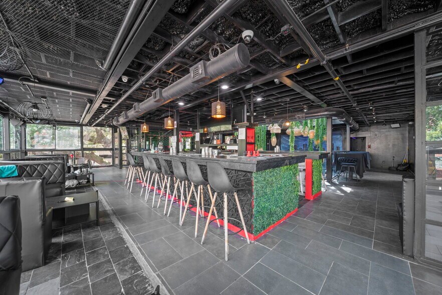 More Photos Of 1916 Baldwin St, Houston Bar For Lease
