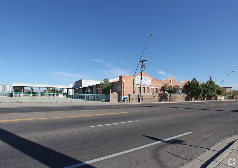 More Photos Of 254 W Broadway Rd, Mesa Distribution For Lease