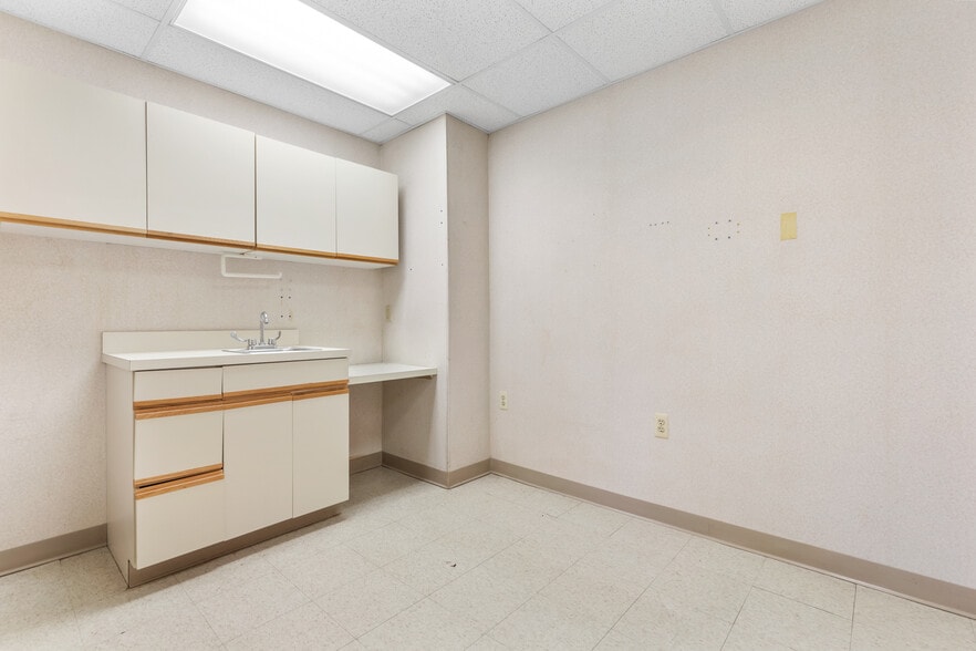 More Photos Of 50 S Franklin Tpke, Ramsey Medical For Lease