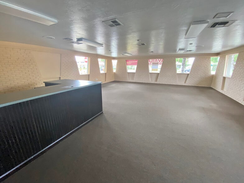 More Photos Of 9696 Magnolia Ave, Riverside Restaurant For Lease