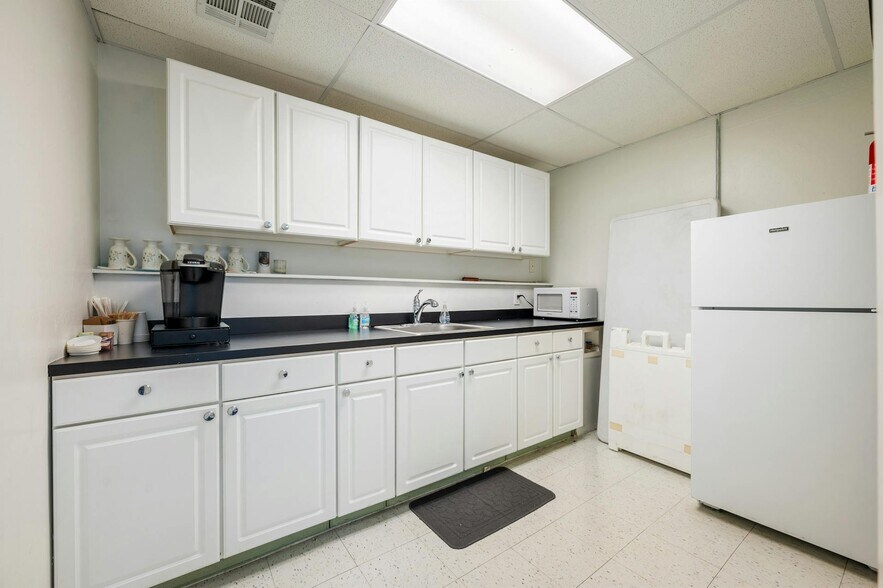 More Photos Of 2413-2415 Greenlawn Pky, Austin Office For Sale