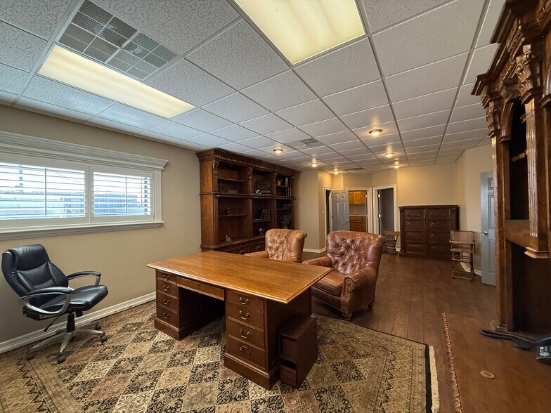 More Photos Of 409 NW Mustang Dr, Andrews Warehouse For Lease