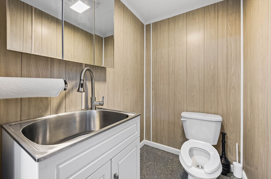 More Photos Of 227 West Ave, Albion Town Orleans Flex For Lease