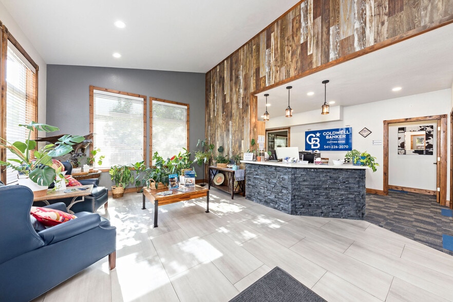 More Photos Of 873 NE 7th St, Grants Pass Medical For Lease