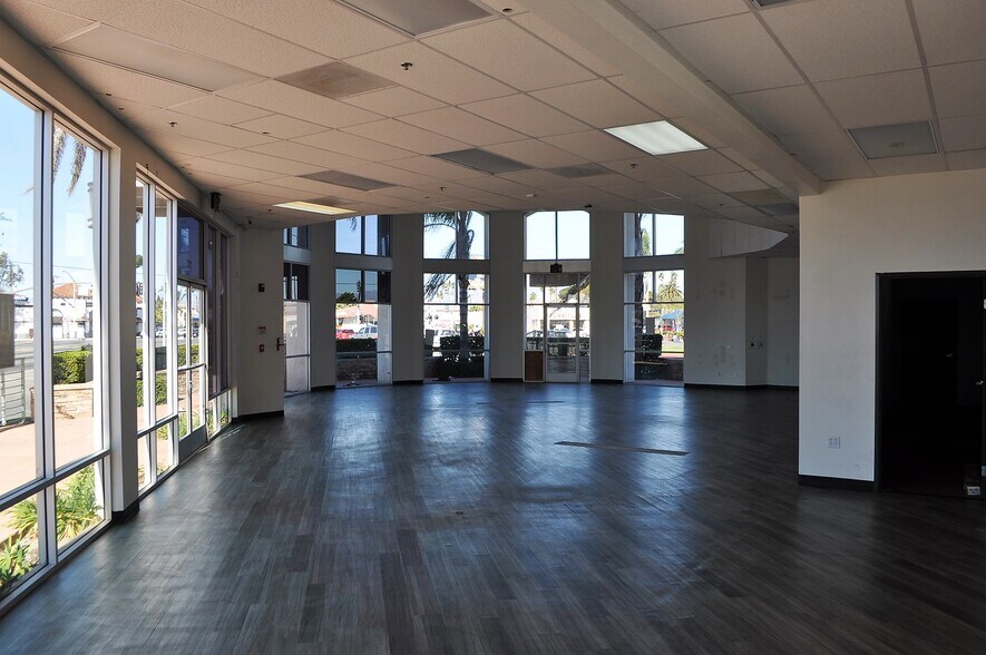 More Photos Of 1117 S Oxnard Blvd, Oxnard Bank For Lease