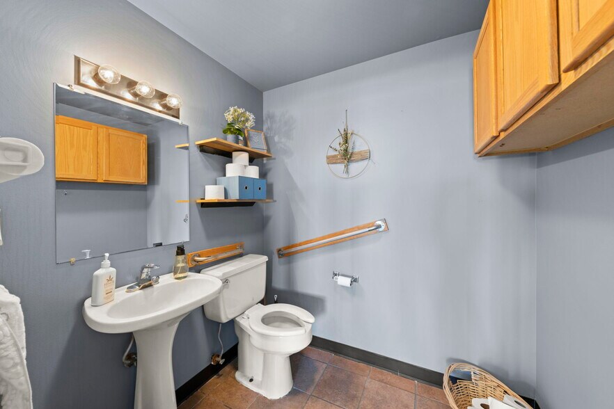 More Photos Of 645 E Lasalle St, Somonauk Showroom For Lease