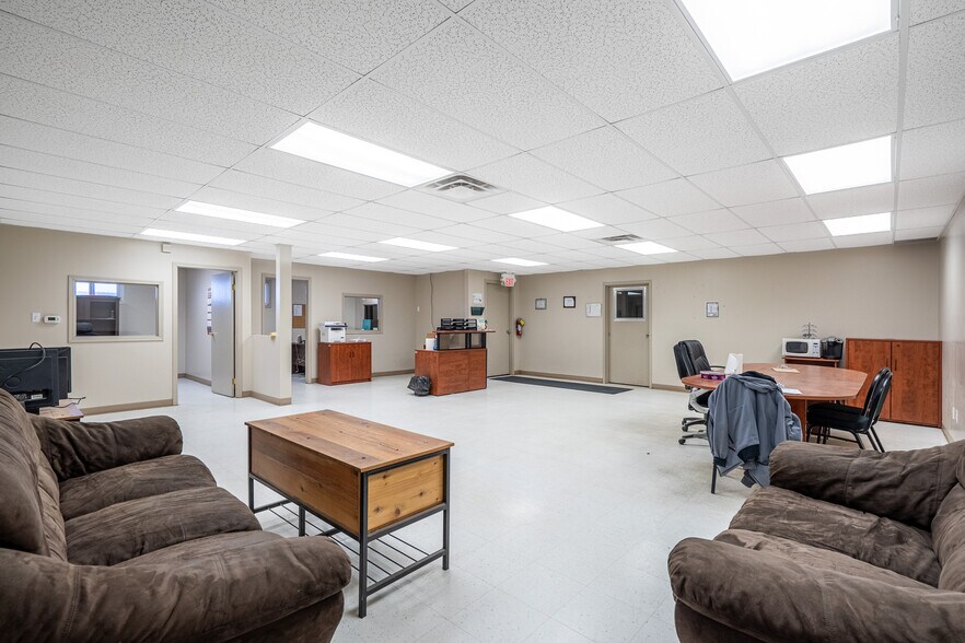 More Photos Of 4702 40 Av, Lloydminster Industrial For Lease