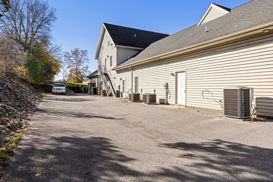 More Photos Of 413 S Main St, Broadway Office For Lease