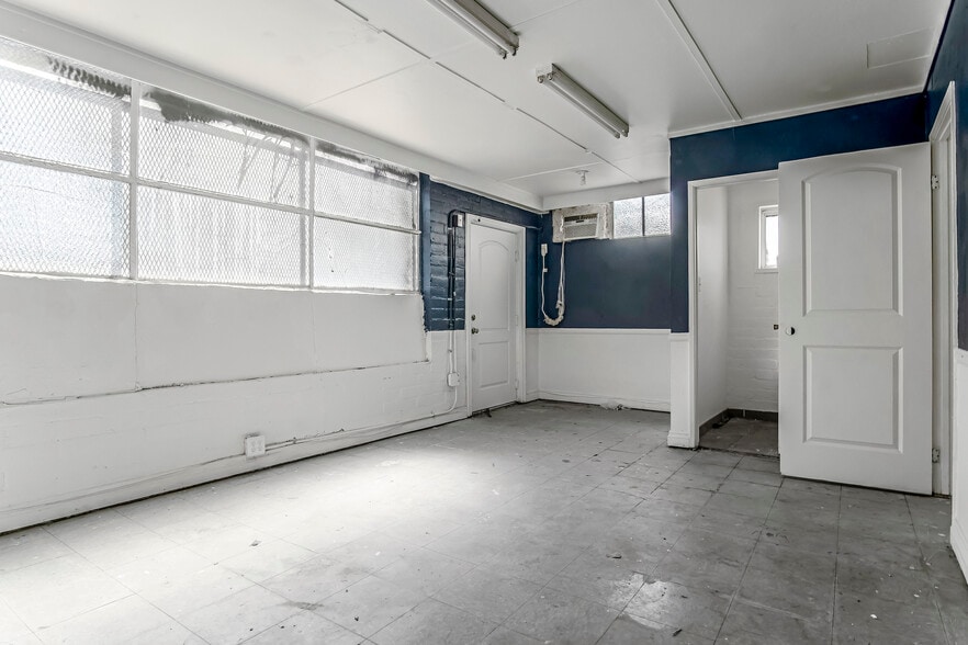 More Photos Of 14117-14123 Bessemer St, Van Nuys Warehouse For Lease