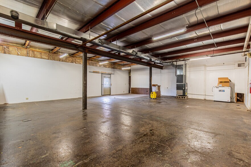 More Photos Of 825 N Pleasant St, Princeton Flex For Sale