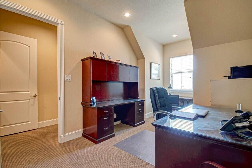 More Photos Of 303 Longmire Rd, Conroe Office For Lease