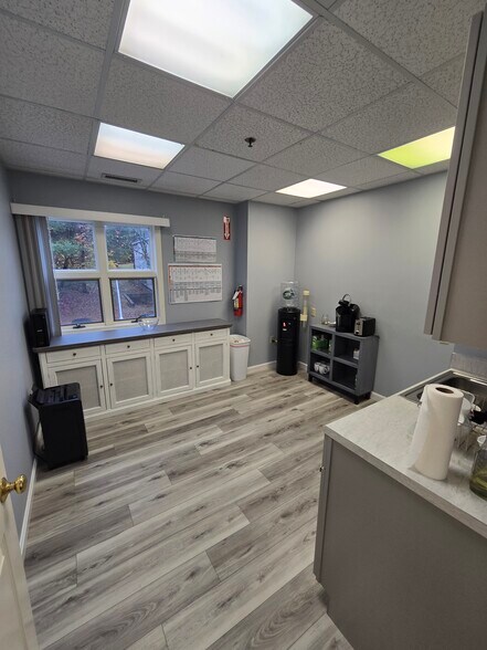 More Photos Of 50 Nashua Rd, Londonderry Office For Sale