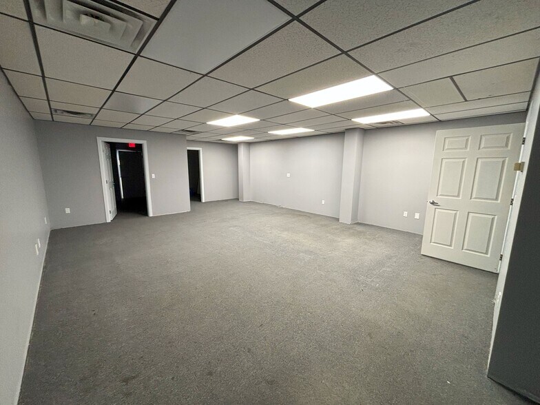 More Photos Of 40 Monument Sq, Urbana General Retail For Sale