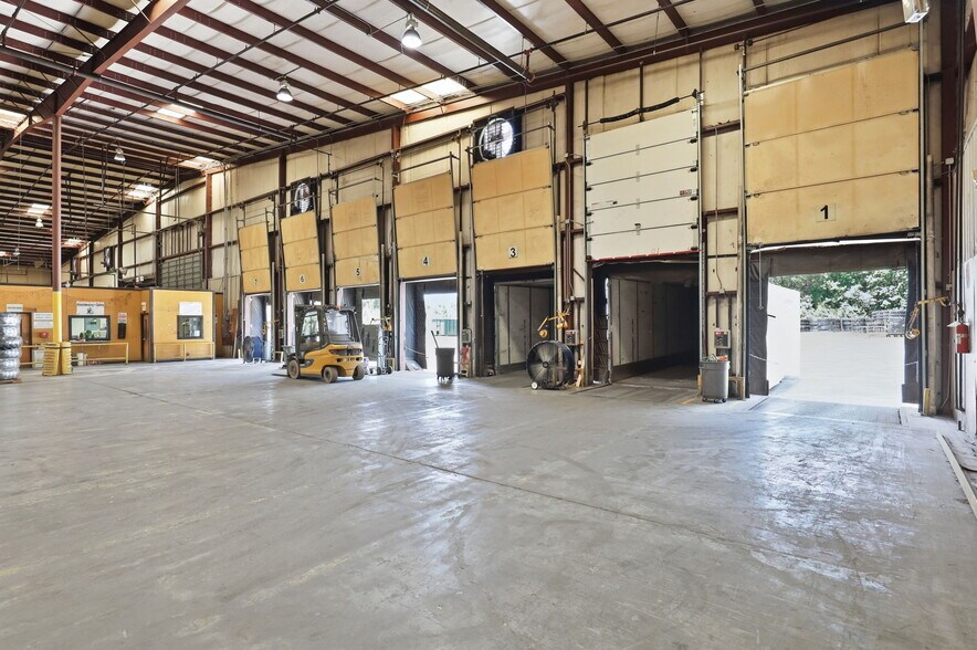 More Photos Of 1526 S Brightleaf Blvd, Smithfield Warehouse For Lease