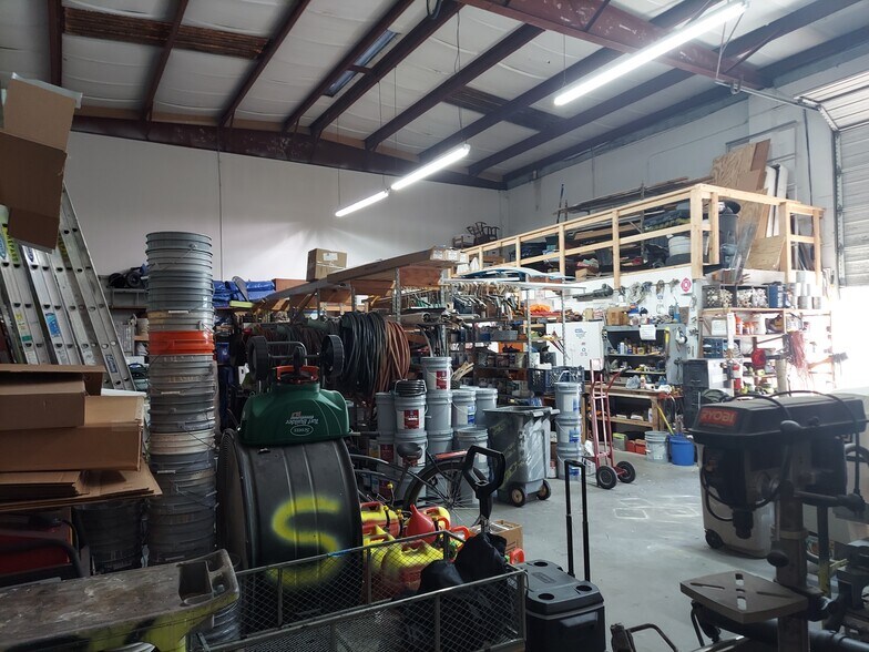 More Photos Of 131 Scarlett Blvd, Oldsmar Warehouse For Lease