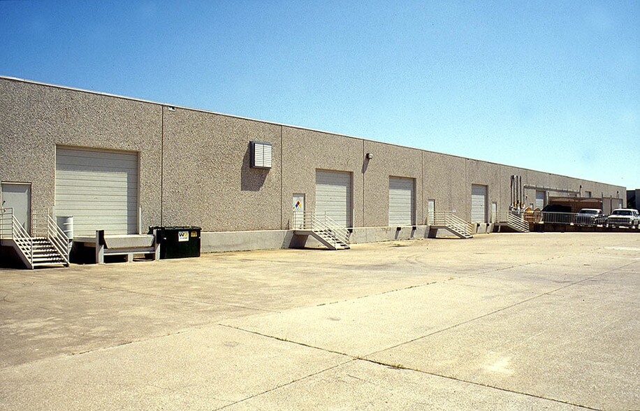 More Photos Of 11080 Grader St, Dallas Warehouse For Lease