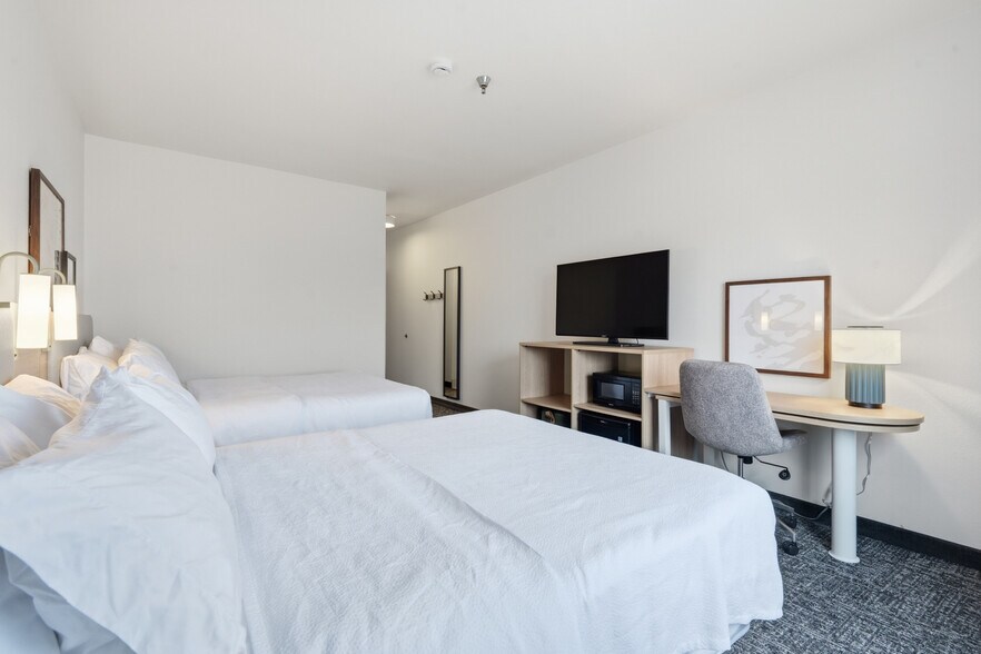 More Photos Of 2705 48th Ave, Moline Hotel For Sale