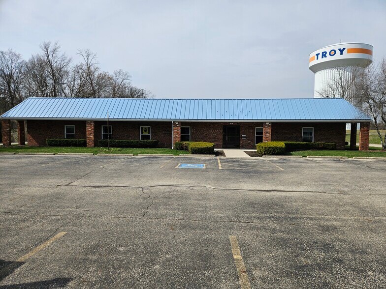 More Photos Of 1314 Barnhart Rd, Troy Office For Lease