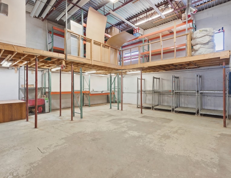 Primary Photo Of 1260 Av Laplace, Laval Industrial For Lease