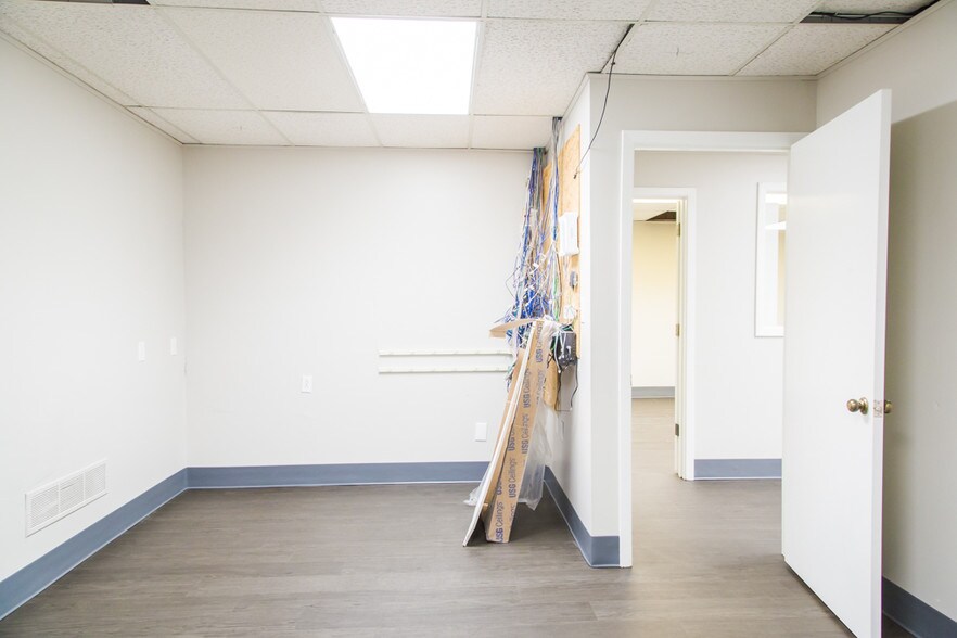 More Photos Of 10308 State Line Rd, Leawood Office For Lease