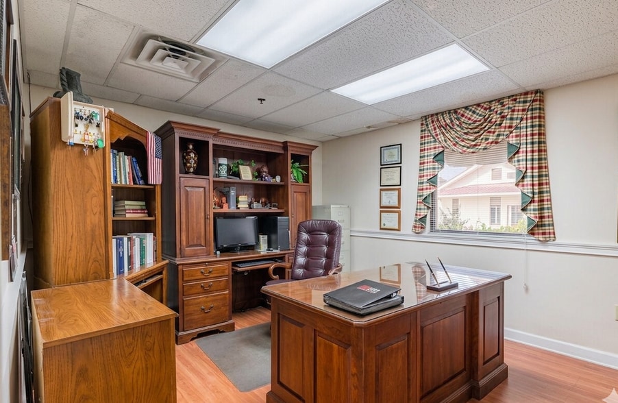 More Photos Of 222 King St S, Calhoun Warehouse For Sale