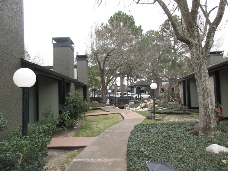 More Photos Of 14347 Torrey Chase Blvd, Houston Office For Sale