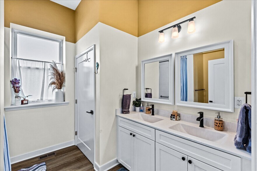 More Photos Of 10 Irving Ave N, Colonial Beach Apartments For Sale