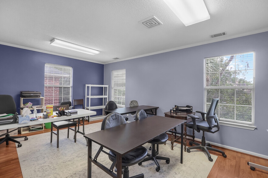 More Photos Of 10375 Ford Ave, Richmond Hill Office For Sale