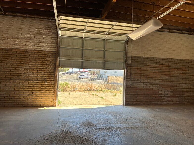 More Photos Of 3340 Fox Ave, Kingman Warehouse For Lease