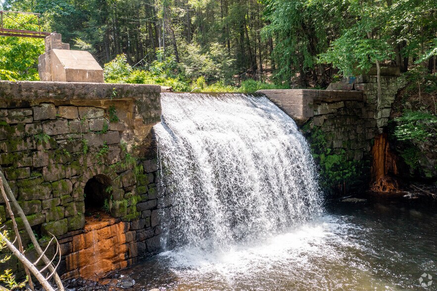 More Photos Of 27 Glen Rd, Sandy Hook Office For Lease