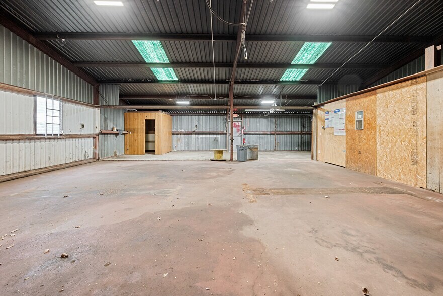 More Photos Of 1107 N Houston Ave, Humble Auto Repair For Sale