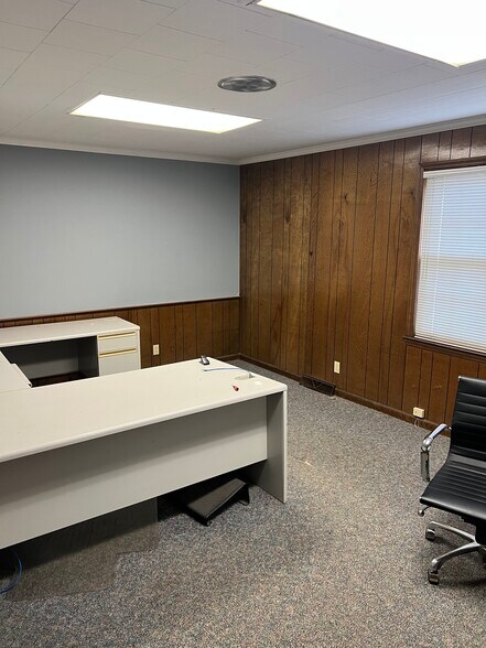 More Photos Of 1513 Anderson St, Belton Office For Sale