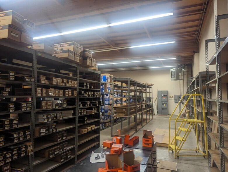 More Photos Of 1350 E Thompson Blvd, Ventura General Retail For Lease
