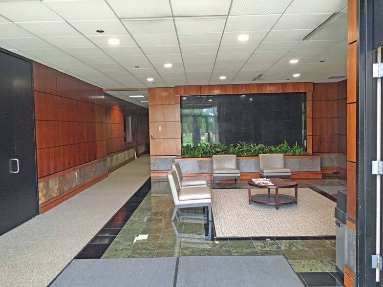 More Photos Of N28W23050 Roundy Dr, Pewaukee Office For Sale