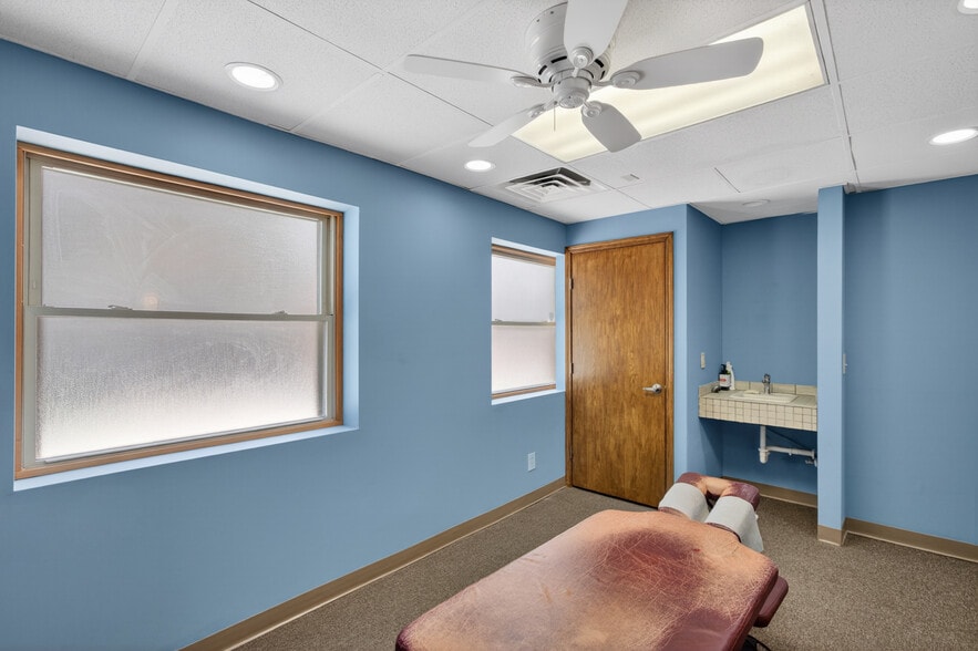 More Photos Of 133 N Glendale St, Wichita Office For Sale